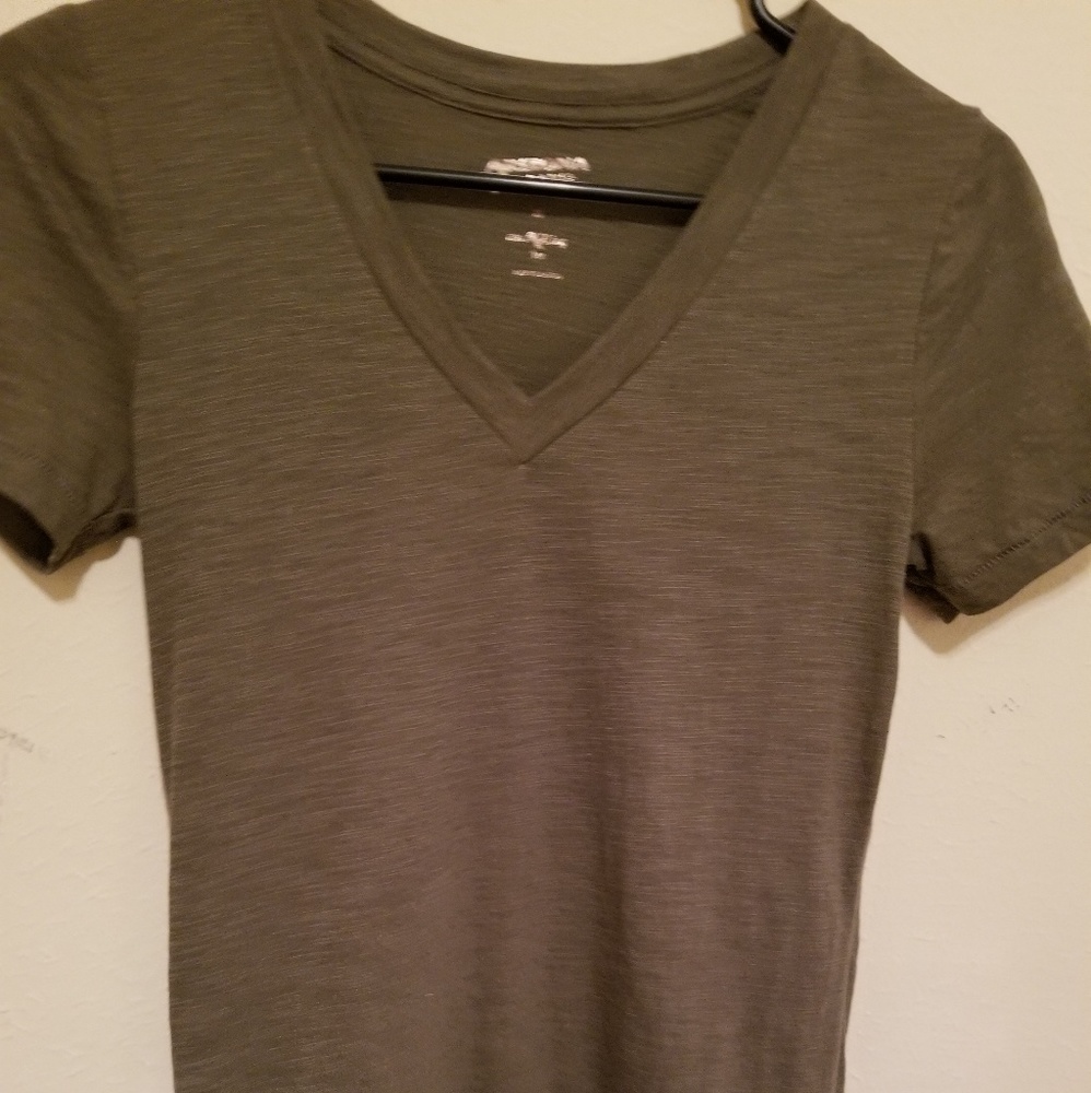 2/$10 💓 Short sleeved shirt